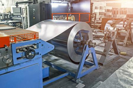 工厂用机械工具和设备,镀锌钢辊生产金属管和管材的工作台照片